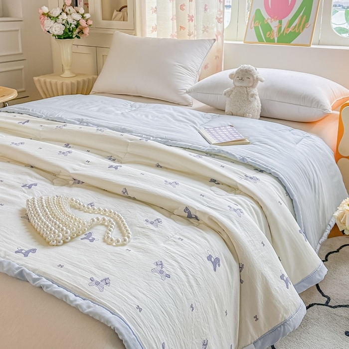 91家纺网 家纺一手货源 找家纺 爱宝被业 2026新款A类水洗棉新疆棉花夏被夏凉被 蓝格马