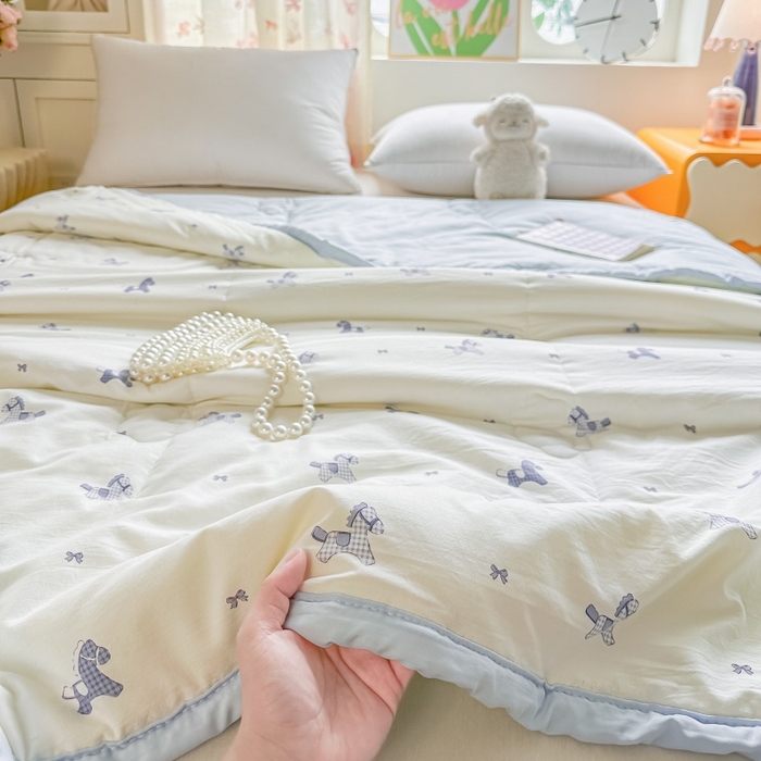 91家纺网 家纺一手货源 找家纺 爱宝被业 2026新款A类水洗棉新疆棉花夏被夏凉被 蓝格马