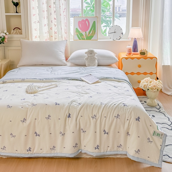 91家纺网 家纺一手货源 找家纺 爱宝被业 2026新款A类水洗棉新疆棉花夏被夏凉被 蓝格马