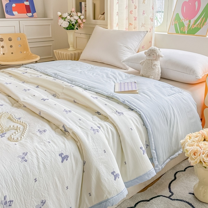 91家纺网 家纺一手货源 找家纺 爱宝被业 2026新款A类水洗棉新疆棉花夏被夏凉被 蓝格马