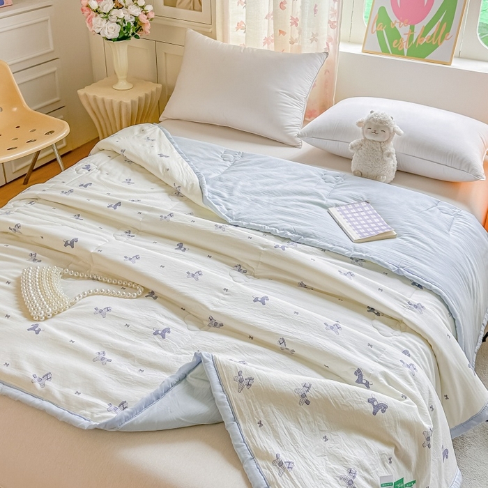 91家纺网 家纺一手货源 找家纺 爱宝被业 2026新款A类水洗棉新疆棉花夏被夏凉被 蓝格马