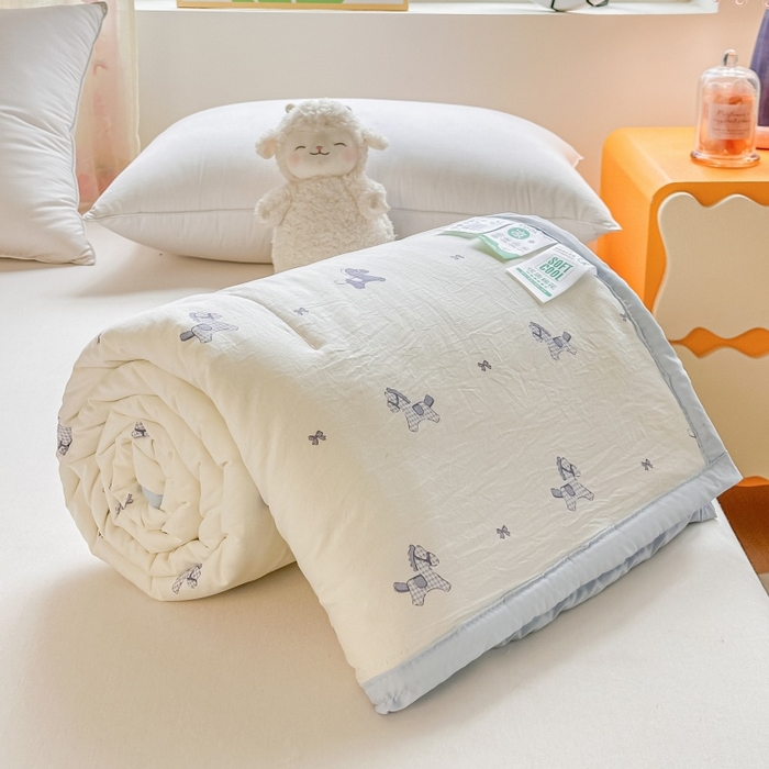 91家纺网 家纺一手货源 找家纺 爱宝被业 2026新款A类水洗棉新疆棉花夏被夏凉被 蓝格马