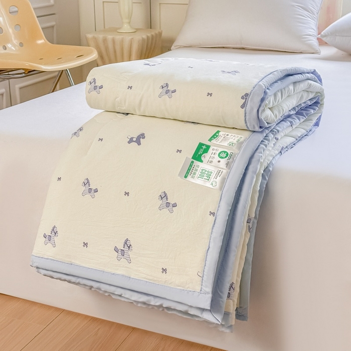 91家纺网 家纺一手货源 找家纺 爱宝被业 2026新款A类水洗棉新疆棉花夏被夏凉被 蓝格马