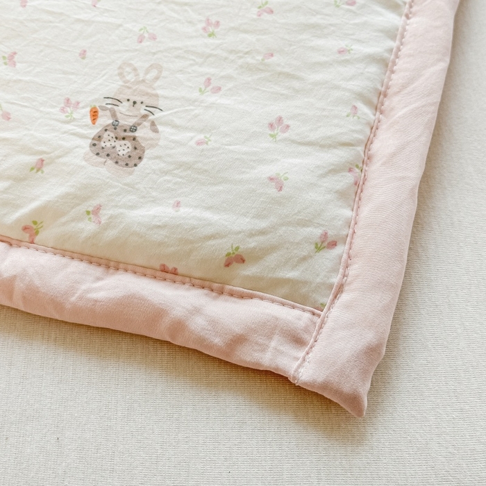 91家纺网 家纺一手货源 找家纺 爱宝被业 2026新款A类水洗棉新疆棉花夏被夏凉被 萝卜兔