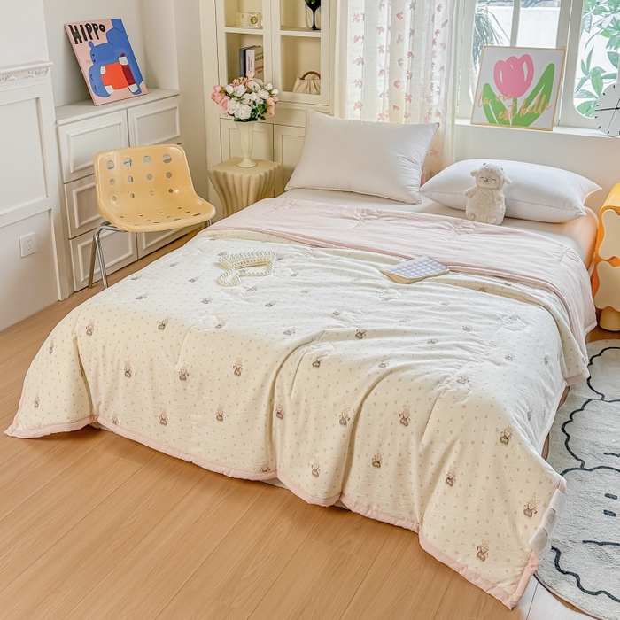 91家纺网 家纺一手货源 找家纺 爱宝被业 2026新款A类水洗棉新疆棉花夏被夏凉被 萝卜兔