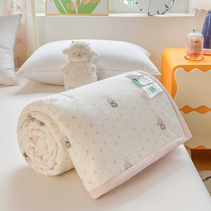 91家纺网 家纺一手货源 找家纺 爱宝被业 2026新款A类水洗棉新疆棉花夏被夏凉被 萝卜兔