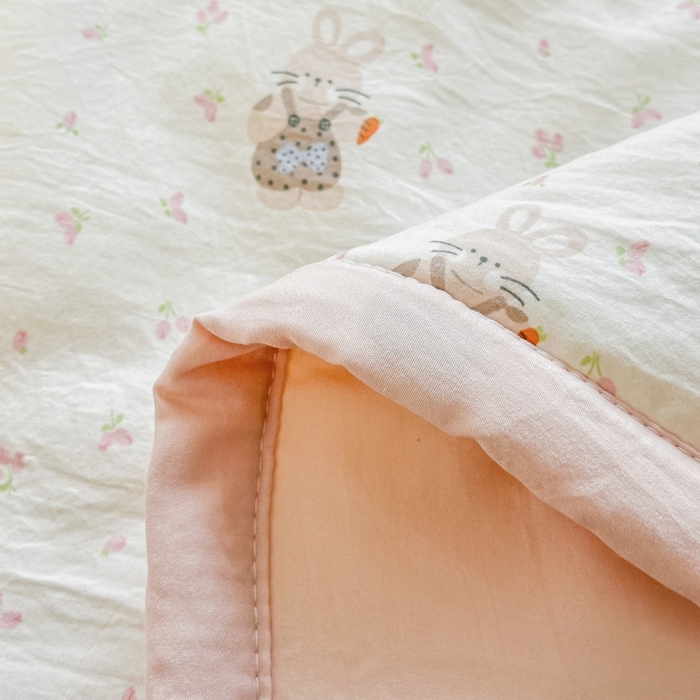 91家纺网 家纺一手货源 找家纺 爱宝被业 2026新款A类水洗棉新疆棉花夏被夏凉被 萝卜兔