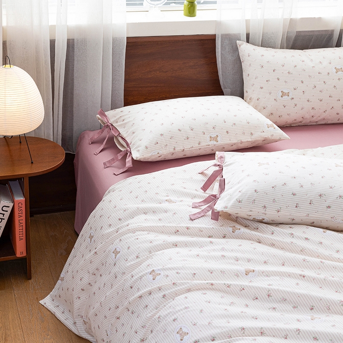 91家纺网 家纺一手货源 找家纺 绫韵家纺 2026新款13372全棉ins小碎花纯棉田园风床单床笠四件套系绳蝴蝶结系列二 碎花小熊