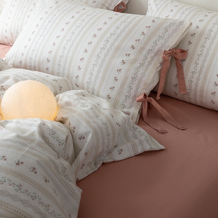 91家纺网 家纺一手货源 找家纺 绫韵家纺 2026新款13372全棉ins小碎花纯棉田园风床单床笠四件套系绳蝴蝶结系列二 晴天-海棠红