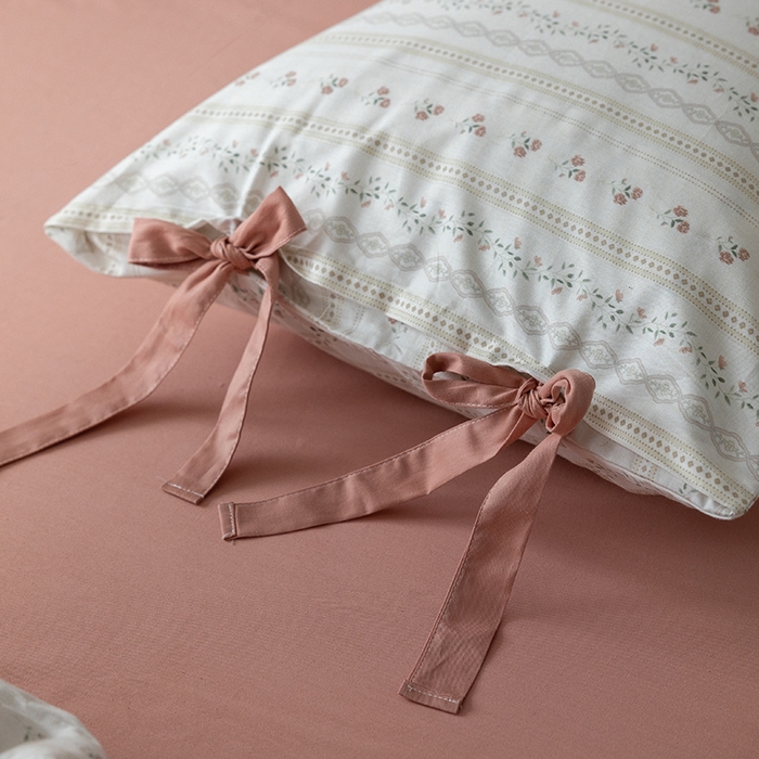 91家纺网 家纺一手货源 找家纺 绫韵家纺 2026新款13372全棉ins小碎花纯棉田园风床单床笠四件套系绳蝴蝶结系列二 晴天-海棠红