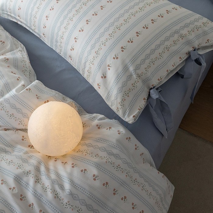 91家纺网 家纺一手货源 找家纺 绫韵家纺 2026新款13372全棉ins小碎花纯棉田园风床单床笠四件套系绳蝴蝶结系列二 汀兰-海港蓝