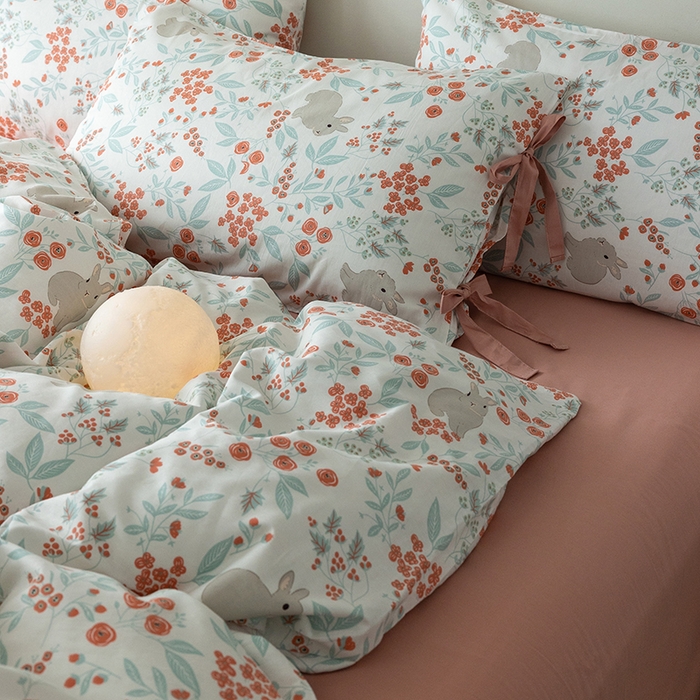 91家纺网 家纺一手货源 找家纺 绫韵家纺 2026新款13372全棉ins小碎花纯棉田园风床单床笠四件套系绳蝴蝶结系列二 小花兔-海棠红