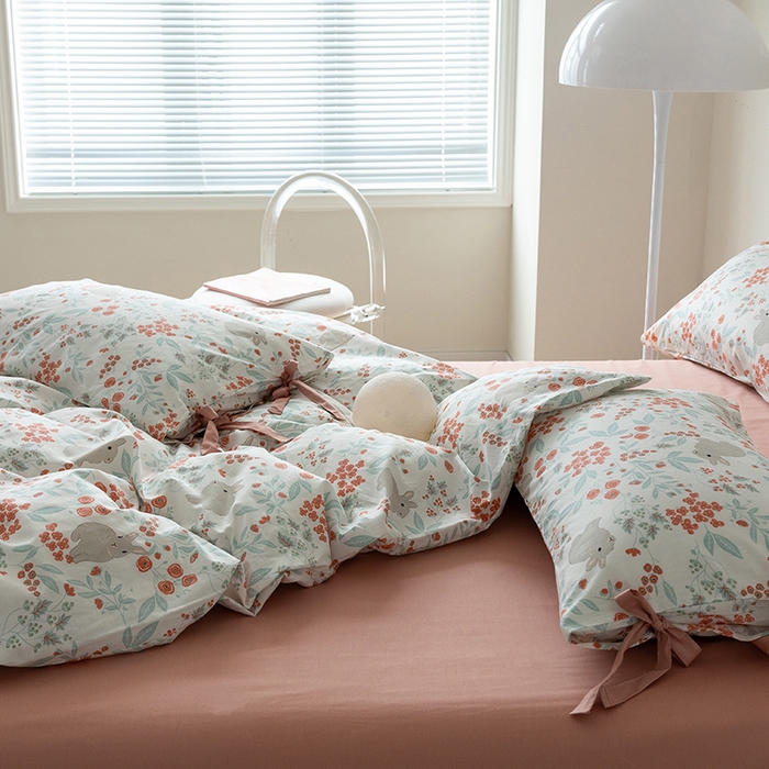 91家纺网 家纺一手货源 找家纺 绫韵家纺 2026新款13372全棉ins小碎花纯棉田园风床单床笠四件套系绳蝴蝶结系列二 小花兔-海棠红