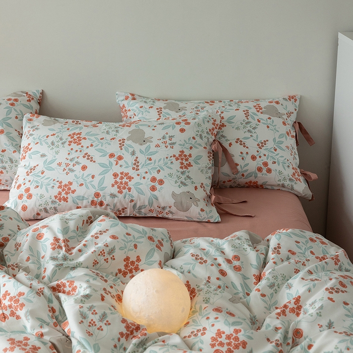 91家纺网 家纺一手货源 找家纺 绫韵家纺 2026新款13372全棉ins小碎花纯棉田园风床单床笠四件套系绳蝴蝶结系列二 小花兔-海棠红