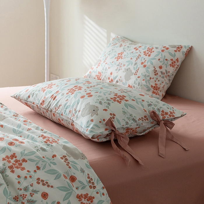 91家纺网 家纺一手货源 找家纺 绫韵家纺 2026新款13372全棉ins小碎花纯棉田园风床单床笠四件套系绳蝴蝶结系列二 小花兔-海棠红