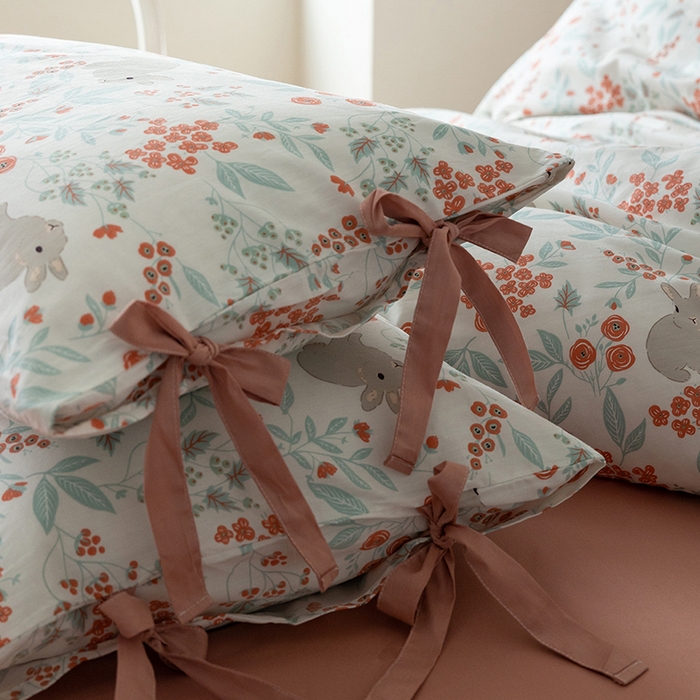 91家纺网 家纺一手货源 找家纺 绫韵家纺 2026新款13372全棉ins小碎花纯棉田园风床单床笠四件套系绳蝴蝶结系列二 小花兔-海棠红
