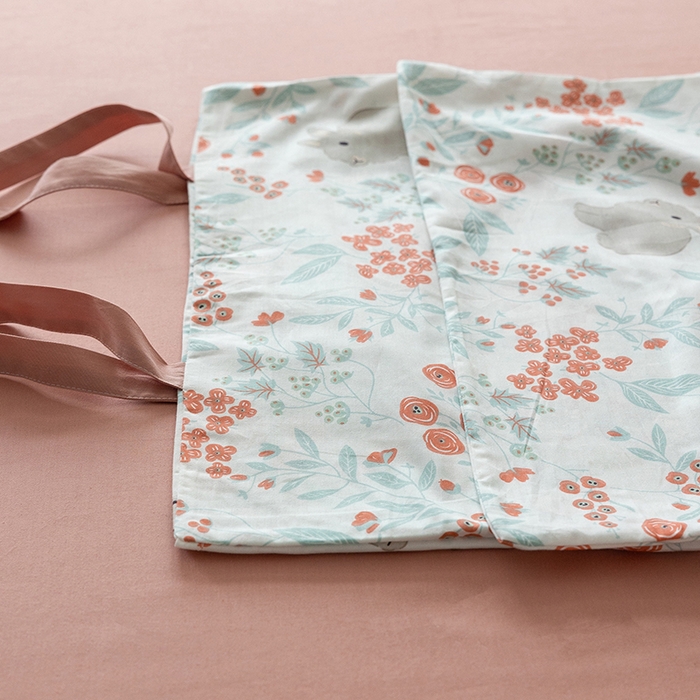 91家纺网 家纺一手货源 找家纺 绫韵家纺 2026新款13372全棉ins小碎花纯棉田园风床单床笠四件套系绳蝴蝶结系列二 小花兔-海棠红