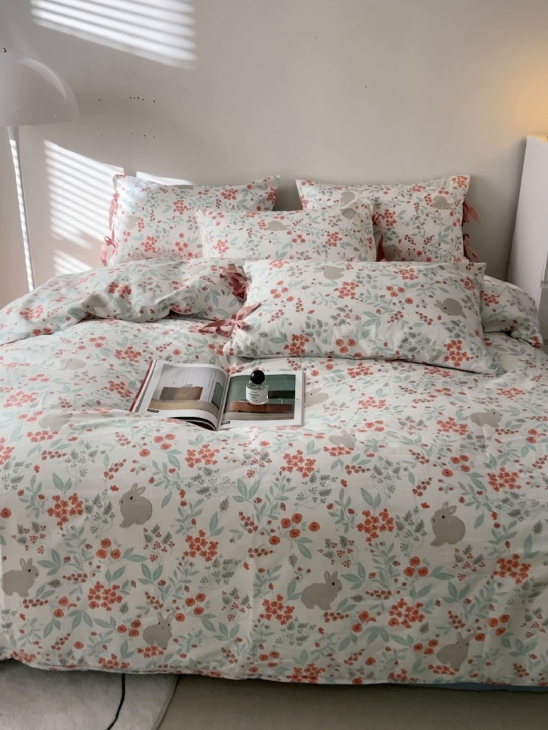 91家纺网 家纺一手货源 找家纺 绫韵家纺 2026新款13372全棉ins小碎花纯棉田园风床单床笠四件套系绳蝴蝶结系列二 小花兔-海棠红