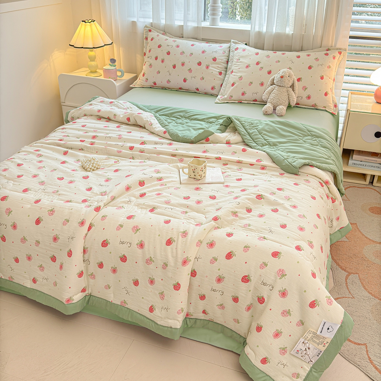 91家纺网 家纺一手货源 找家纺 2026新款A类新疆棉花夏凉被加宽包边水洗棉卡通印花吸湿透气棉花夏被空调被 凌香 草莓甜心