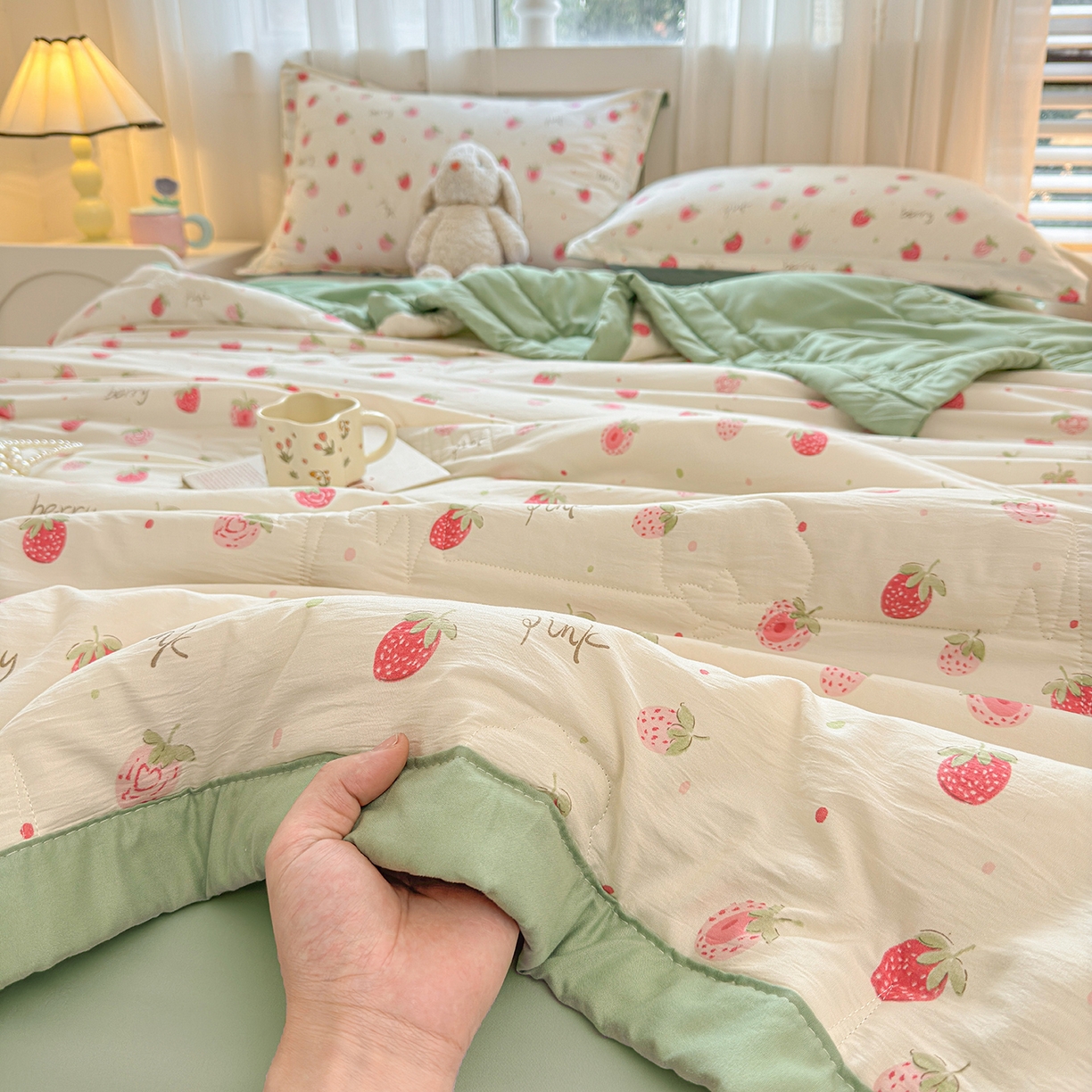 91家纺网 家纺一手货源 找家纺 2026新款A类新疆棉花夏凉被加宽包边水洗棉卡通印花吸湿透气棉花夏被空调被 凌香 草莓甜心