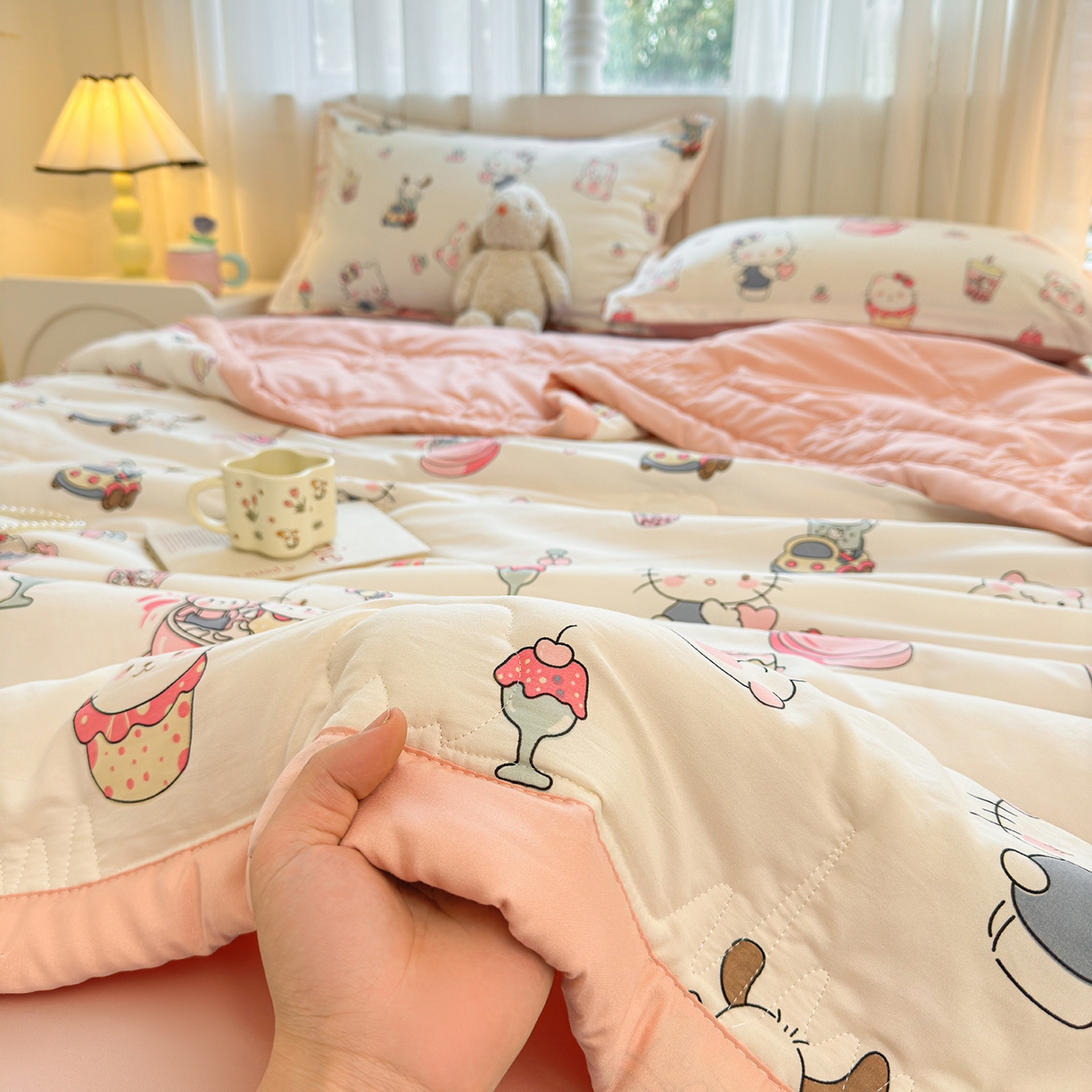 91家纺网 家纺一手货源 找家纺 2026新款A类新疆棉花夏凉被加宽包边水洗棉卡通印花吸湿透气棉花夏被空调被 凌香 宠物语