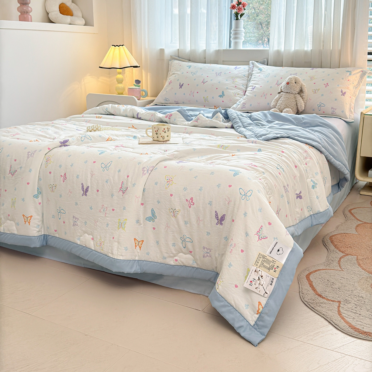 91家纺网 家纺一手货源 找家纺 2026新款A类新疆棉花夏凉被加宽包边水洗棉卡通印花吸湿透气棉花夏被空调被 凌香 蝶舞