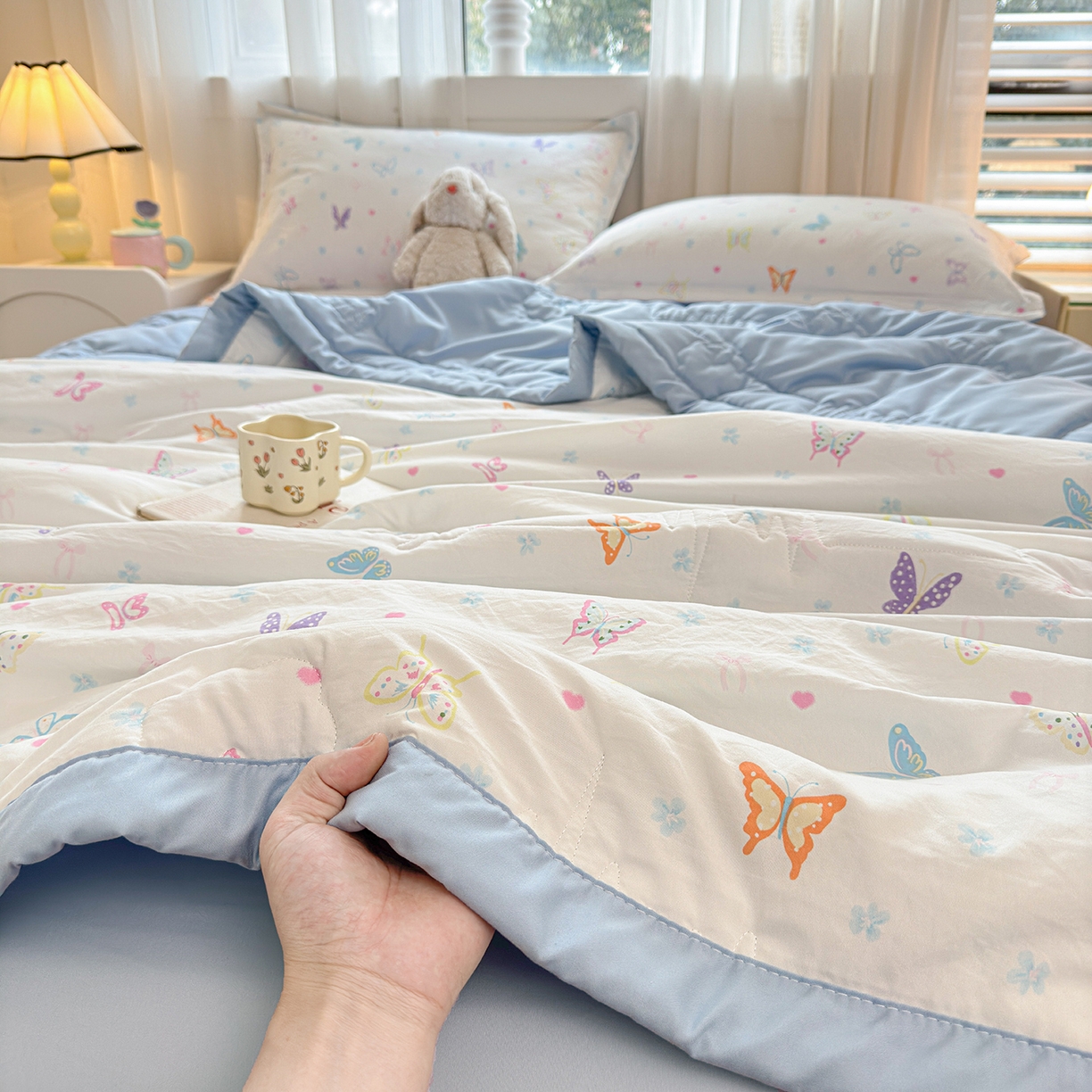 91家纺网 家纺一手货源 找家纺 2026新款A类新疆棉花夏凉被加宽包边水洗棉卡通印花吸湿透气棉花夏被空调被 凌香 蝶舞