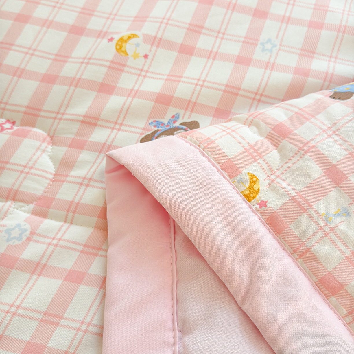 91家纺网 家纺一手货源 找家纺 2026新款A类新疆棉花夏凉被加宽包边水洗棉卡通印花吸湿透气棉花夏被空调被 凌香 格子狗