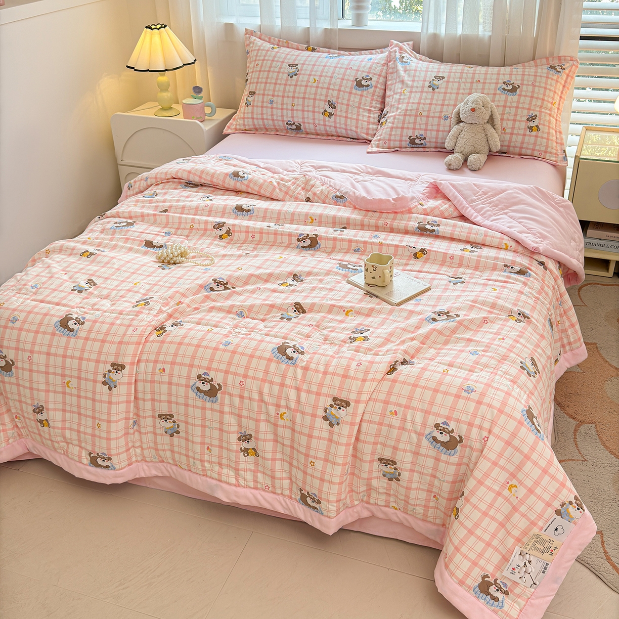 91家纺网 家纺一手货源 找家纺 2026新款A类新疆棉花夏凉被加宽包边水洗棉卡通印花吸湿透气棉花夏被空调被 凌香 格子狗