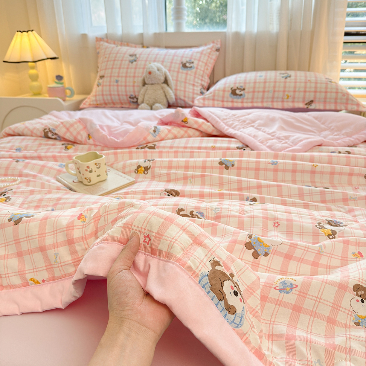 91家纺网 家纺一手货源 找家纺 2026新款A类新疆棉花夏凉被加宽包边水洗棉卡通印花吸湿透气棉花夏被空调被 凌香 格子狗