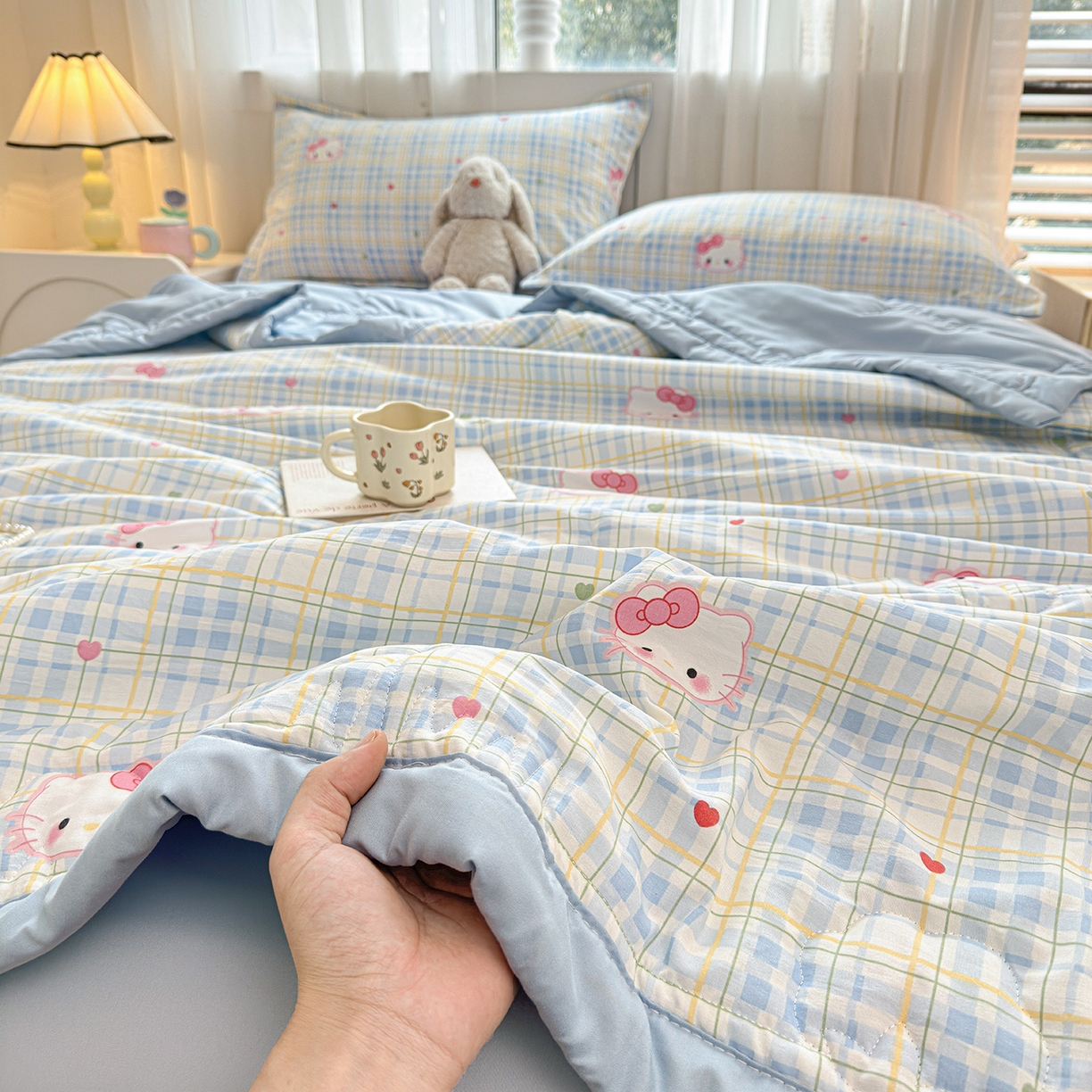 91家纺网 家纺一手货源 找家纺 2026新款A类新疆棉花夏凉被加宽包边水洗棉卡通印花吸湿透气棉花夏被空调被 凌香 凯蒂之约