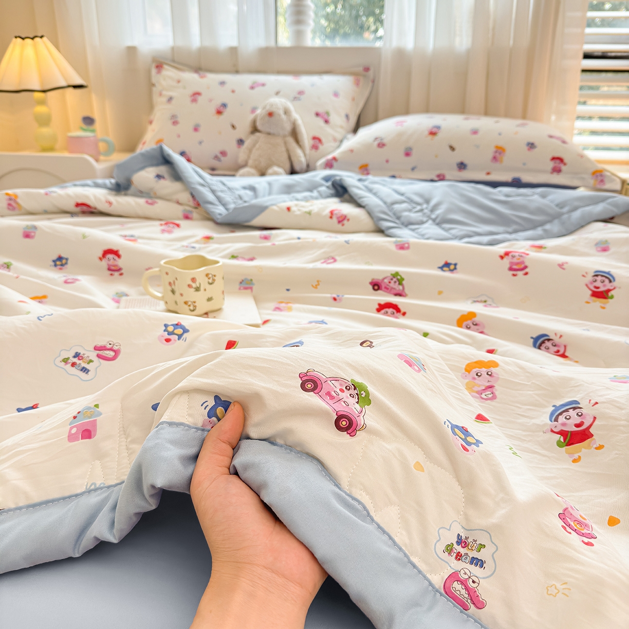 91家纺网 家纺一手货源 找家纺 2026新款A类新疆棉花夏凉被加宽包边水洗棉卡通印花吸湿透气棉花夏被空调被 凌香 蜡笔小派
