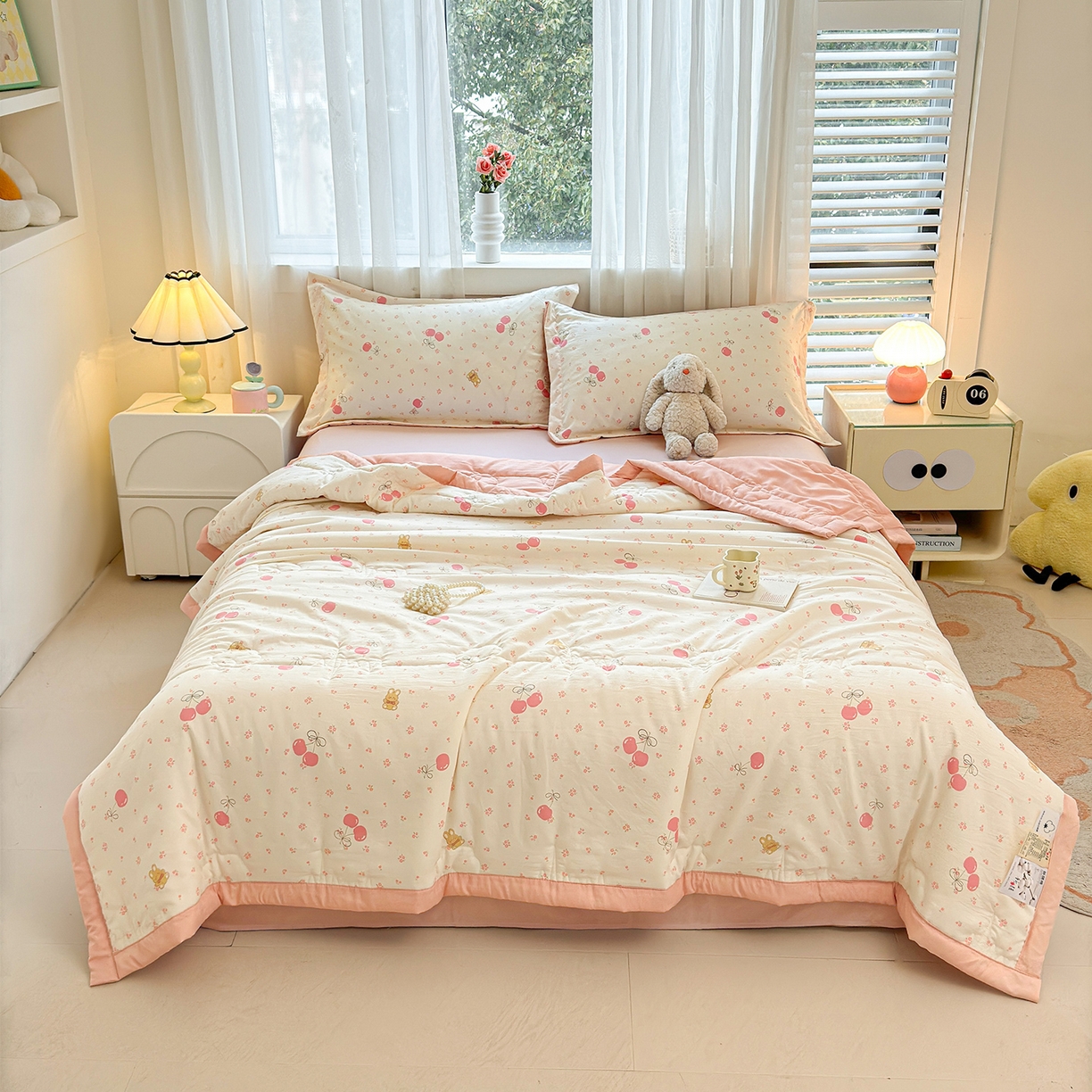 91家纺网 家纺一手货源 找家纺 2026新款A类新疆棉花夏凉被加宽包边水洗棉卡通印花吸湿透气棉花夏被空调被 凌香 甜美樱桃