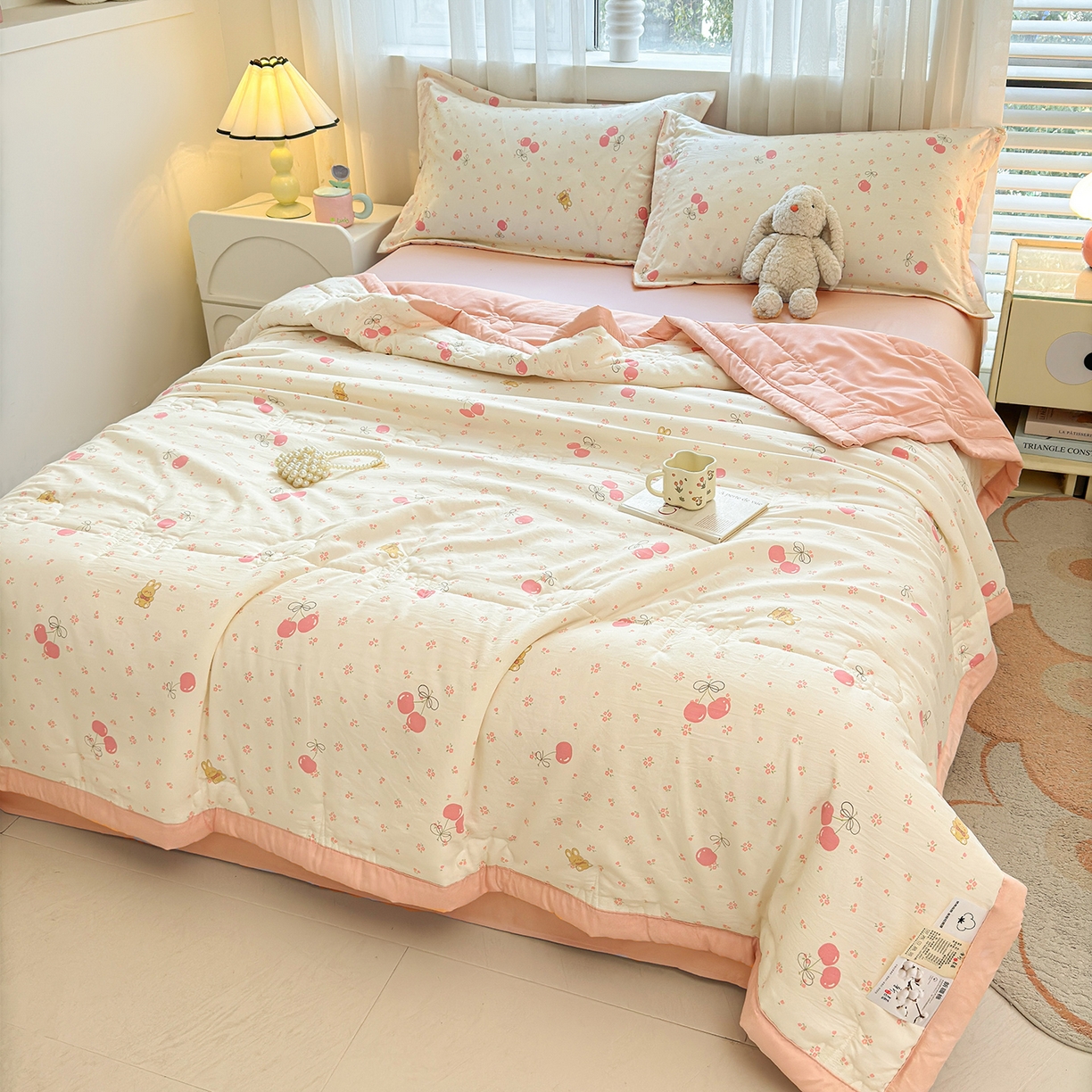 91家纺网 家纺一手货源 找家纺 2026新款A类新疆棉花夏凉被加宽包边水洗棉卡通印花吸湿透气棉花夏被空调被 凌香 甜美樱桃