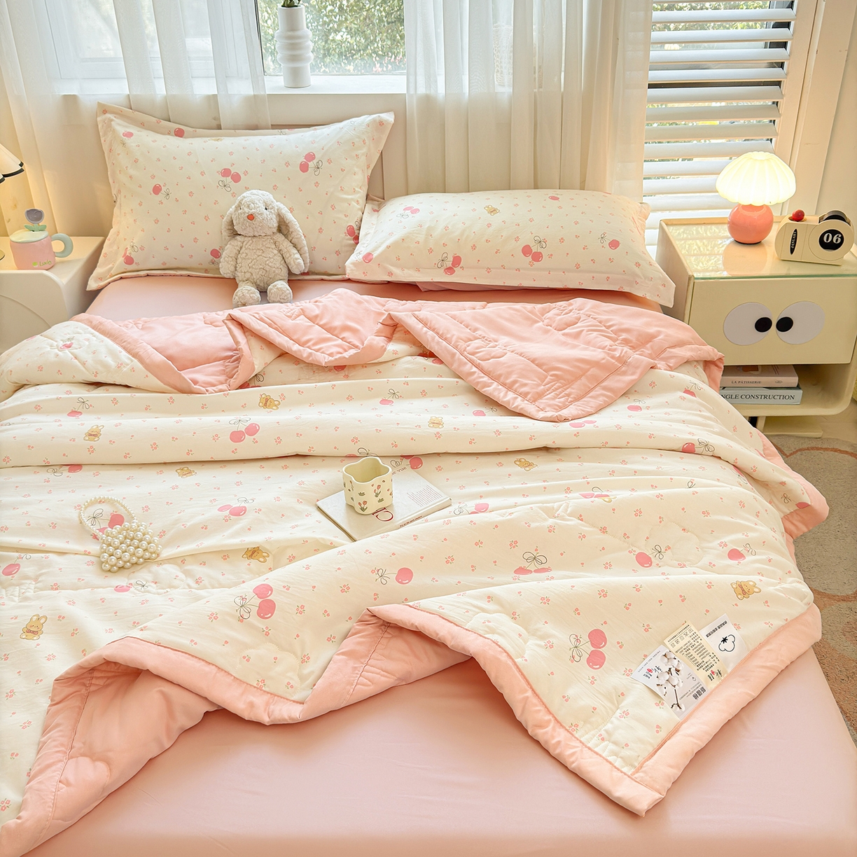 91家纺网 家纺一手货源 找家纺 2026新款A类新疆棉花夏凉被加宽包边水洗棉卡通印花吸湿透气棉花夏被空调被 凌香 甜美樱桃