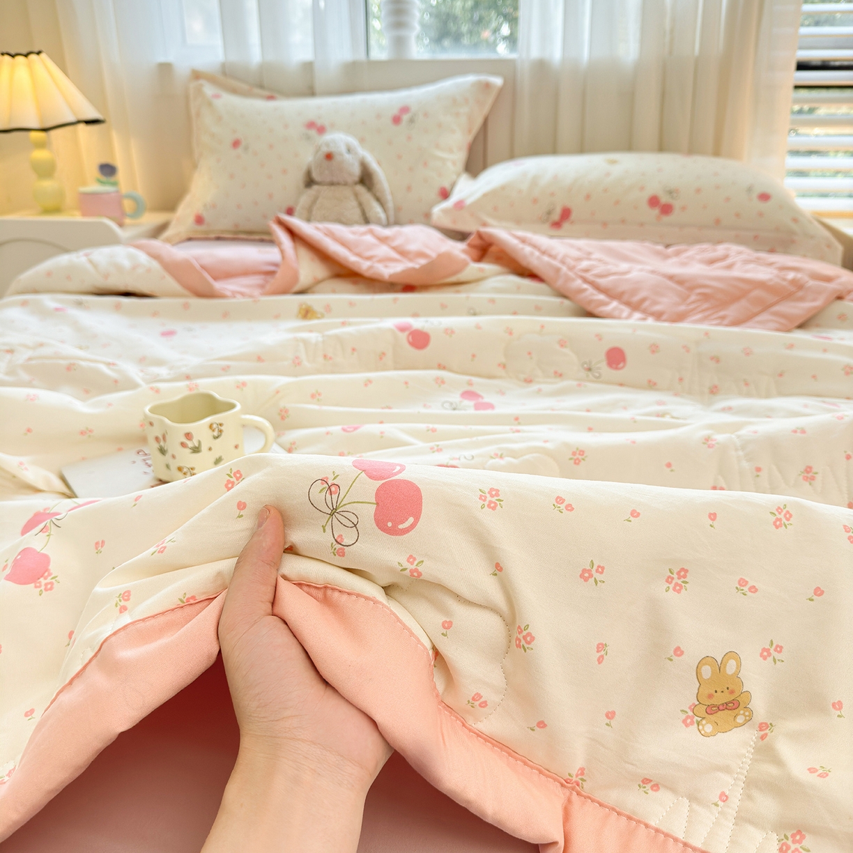 91家纺网 家纺一手货源 找家纺 2026新款A类新疆棉花夏凉被加宽包边水洗棉卡通印花吸湿透气棉花夏被空调被 凌香 甜美樱桃