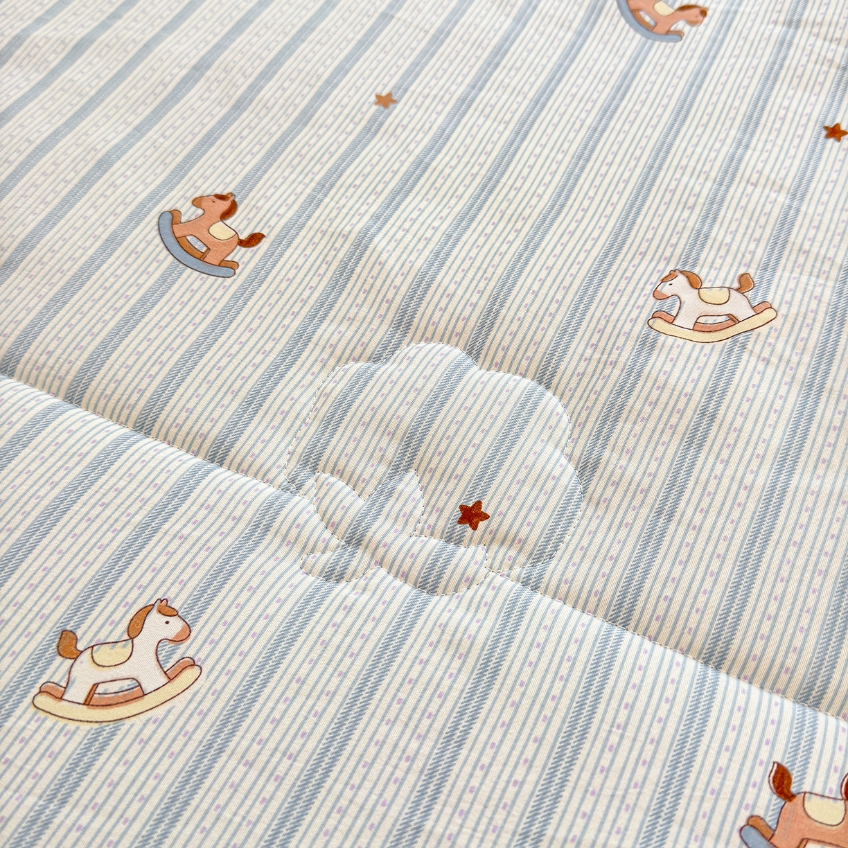 91家纺网 家纺一手货源 找家纺 2026新款A类新疆棉花夏凉被加宽包边水洗棉卡通印花吸湿透气棉花夏被空调被 凌香 摇摇马