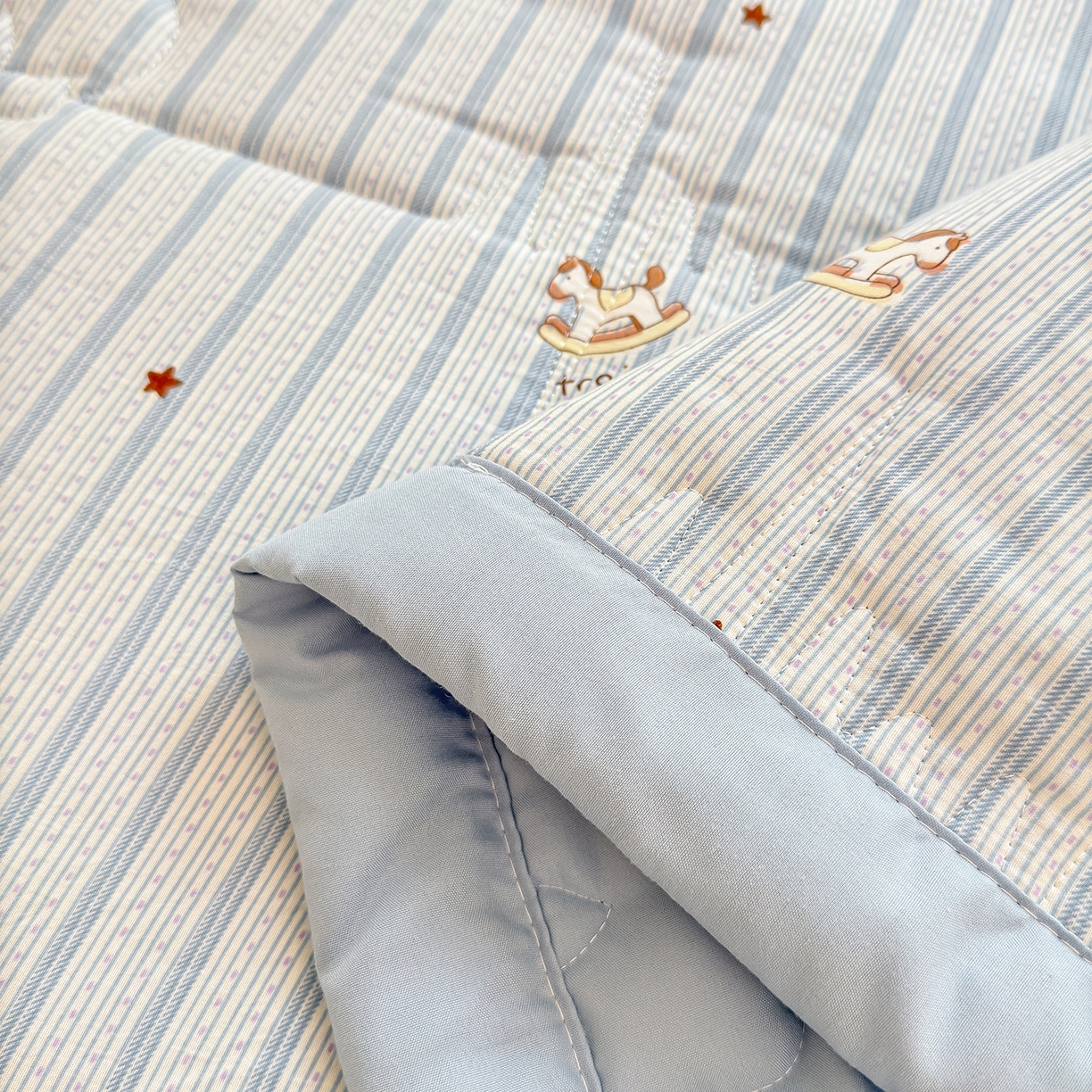 91家纺网 家纺一手货源 找家纺 2026新款A类新疆棉花夏凉被加宽包边水洗棉卡通印花吸湿透气棉花夏被空调被 凌香 摇摇马