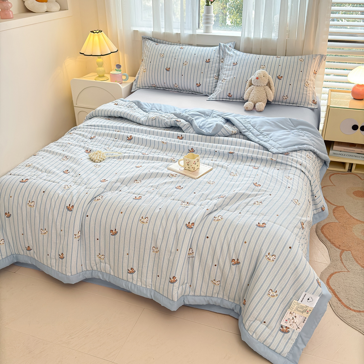 91家纺网 家纺一手货源 找家纺 2026新款A类新疆棉花夏凉被加宽包边水洗棉卡通印花吸湿透气棉花夏被空调被 凌香 摇摇马