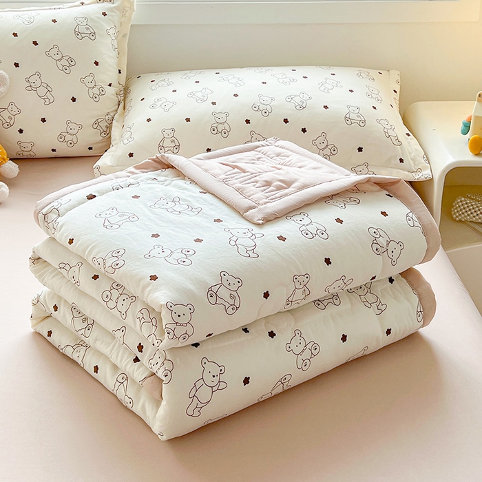 91家纺网 家纺一手货源 找家纺 2026新款A类新疆棉花夏凉被加宽包边水洗棉卡通印花吸湿透气棉花夏被空调被 凌香 云朵熊