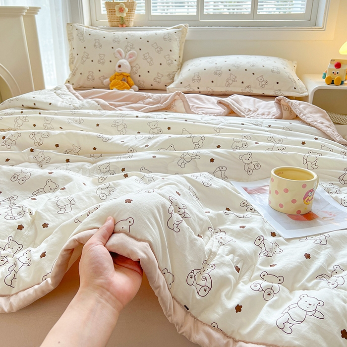 91家纺网 家纺一手货源 找家纺 2026新款A类新疆棉花夏凉被加宽包边水洗棉卡通印花吸湿透气棉花夏被空调被 凌香 云朵熊
