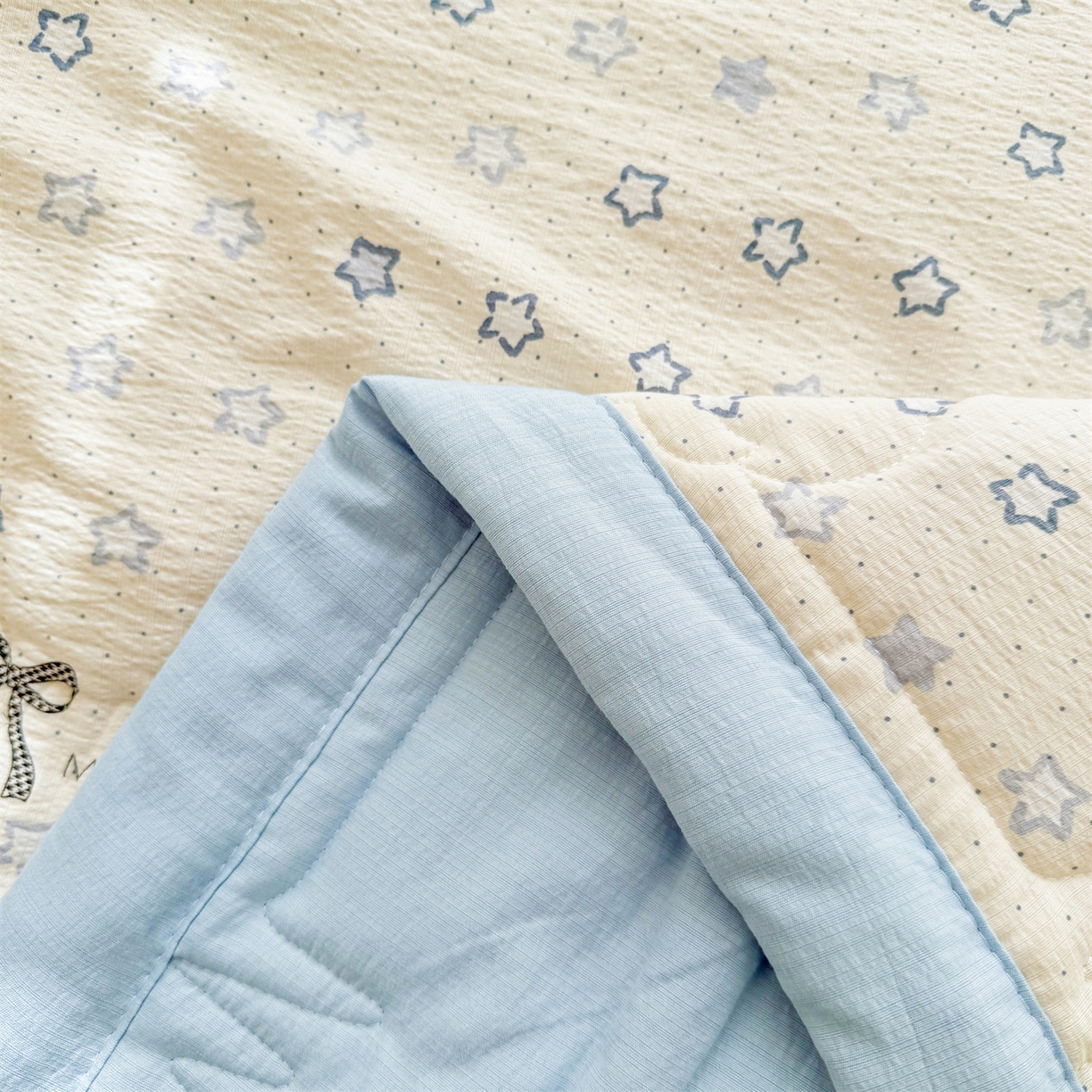 91家纺网 家纺一手货源 找家纺 2026新款A类新疆棉花夏凉被加宽包边水洗棉卡通印花吸湿透气棉花夏被空调被 云感星星