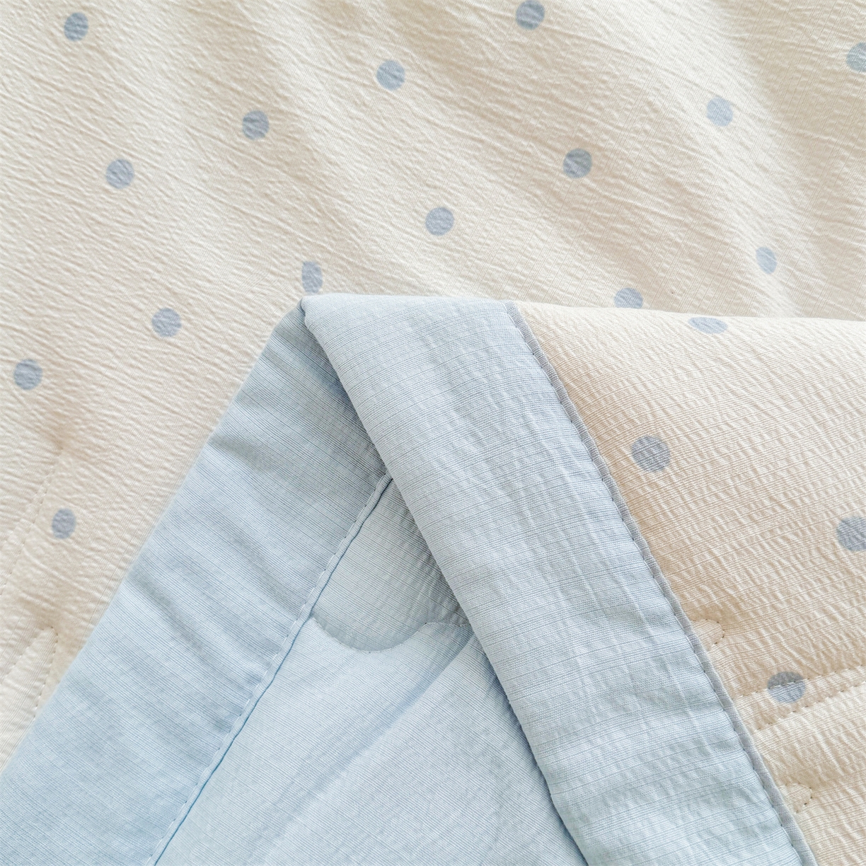 91家纺网 家纺一手货源 找家纺 2026新款A类新疆棉花夏凉被加宽包边水洗棉卡通印花吸湿透气棉花夏被空调被 云感波点