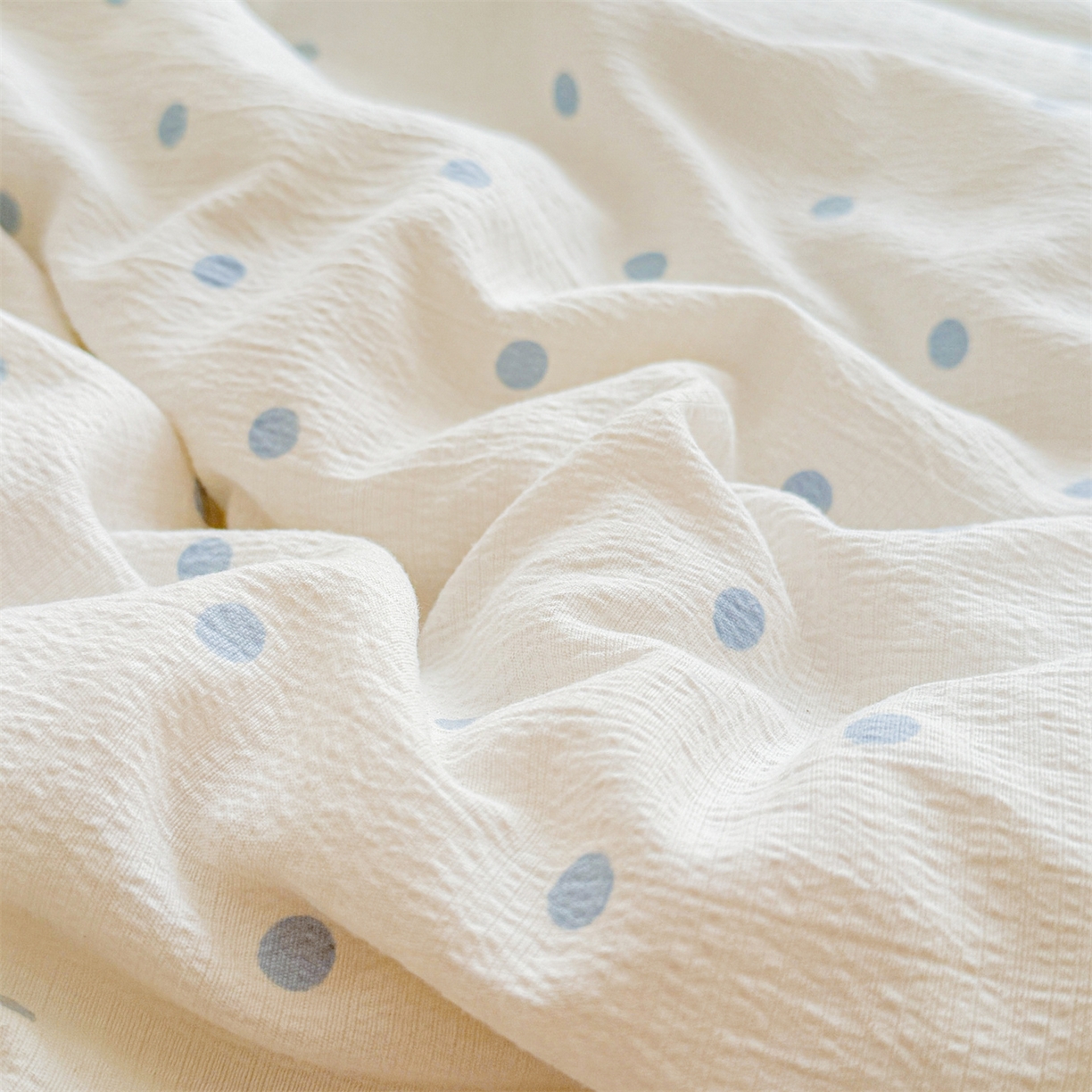 91家纺网 家纺一手货源 找家纺 2026新款A类新疆棉花夏凉被加宽包边水洗棉卡通印花吸湿透气棉花夏被空调被 云感波点