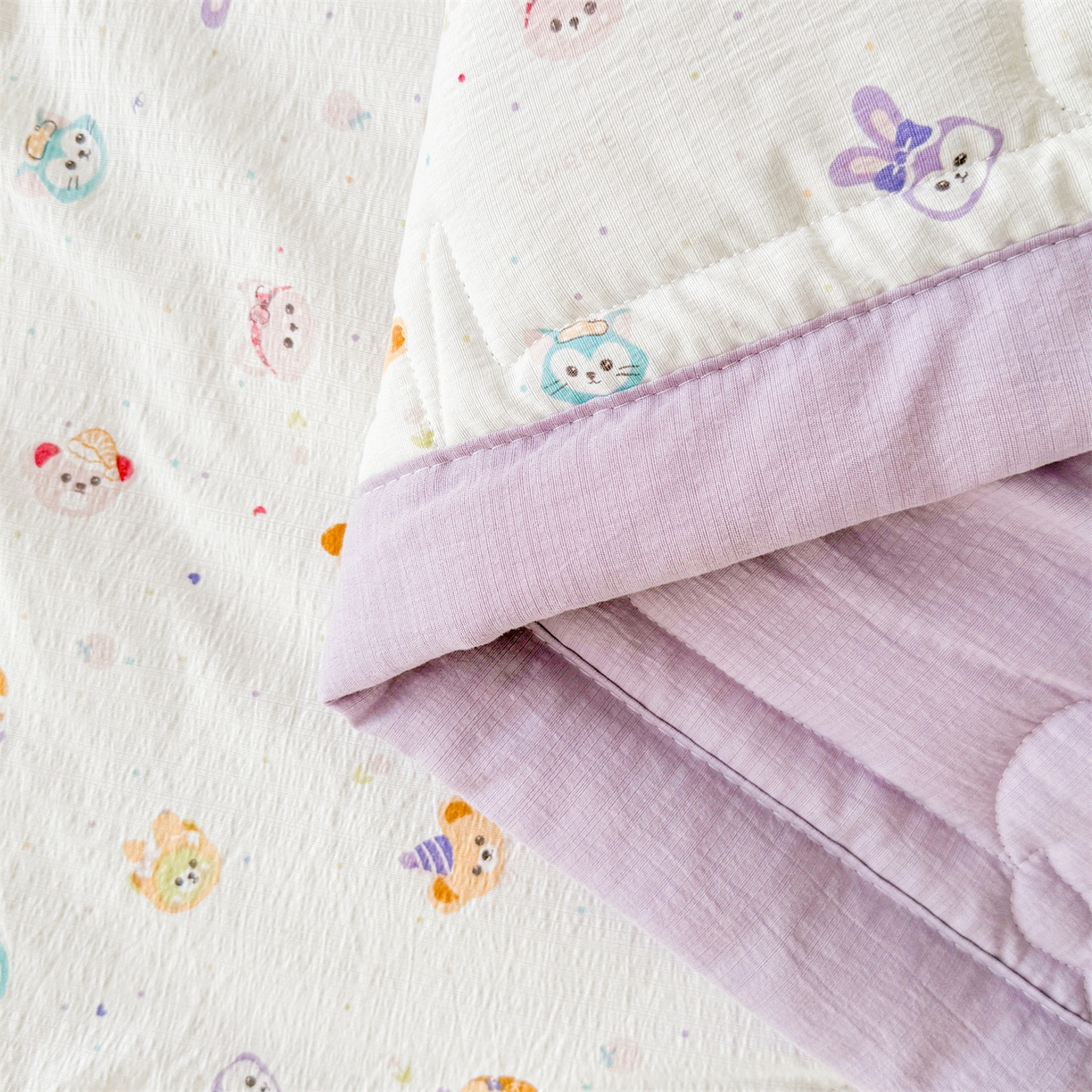 91家纺网 家纺一手货源 找家纺 2026新款A类新疆棉花夏凉被加宽包边水洗棉卡通印花吸湿透气棉花夏被空调被 云感动物城