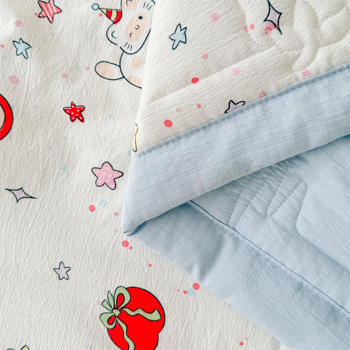 91家纺网 家纺一手货源 找家纺 2026新款A类新疆棉花夏凉被加宽包边水洗棉卡通印花吸湿透气棉花夏被空调被 云感红苹果