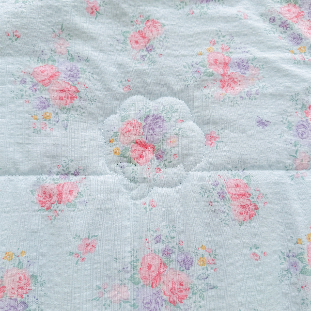 91家纺网 家纺一手货源 找家纺 2026新款A类新疆棉花夏凉被加宽包边水洗棉卡通印花吸湿透气棉花夏被空调被 云感花彩