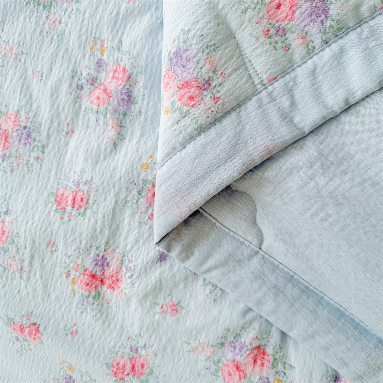 91家纺网 家纺一手货源 找家纺 2026新款A类新疆棉花夏凉被加宽包边水洗棉卡通印花吸湿透气棉花夏被空调被 云感花彩