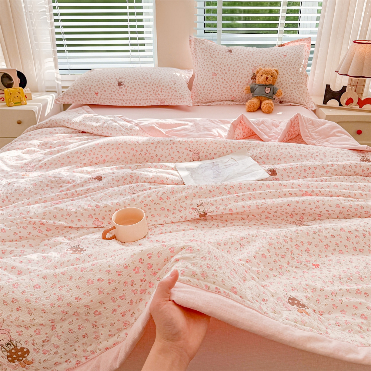 91家纺网 家纺一手货源 找家纺 2026新款A类新疆棉花夏凉被加宽包边水洗棉卡通印花吸湿透气棉花夏被空调被 云感花彩兔