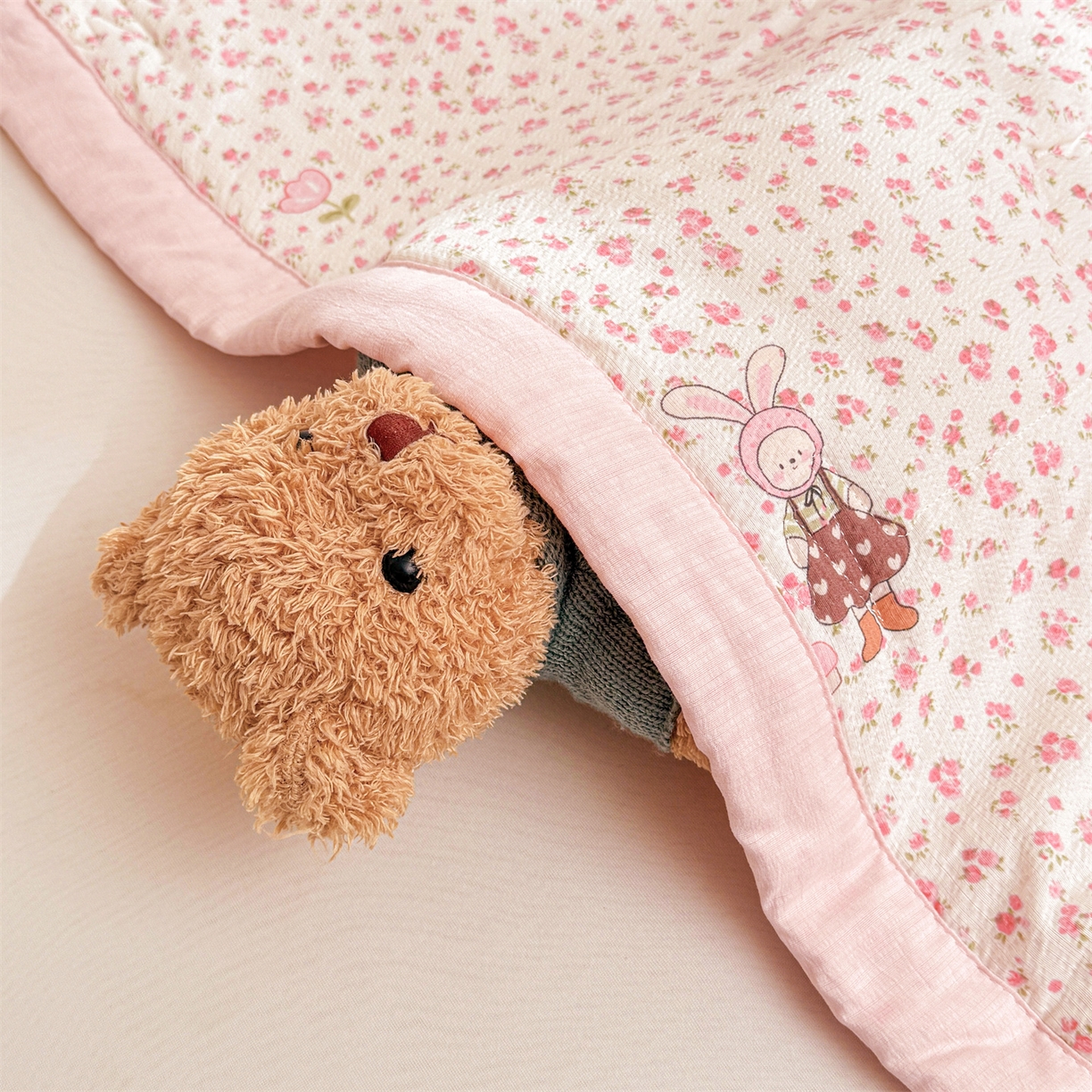 91家纺网 家纺一手货源 找家纺 2026新款A类新疆棉花夏凉被加宽包边水洗棉卡通印花吸湿透气棉花夏被空调被 云感花彩兔